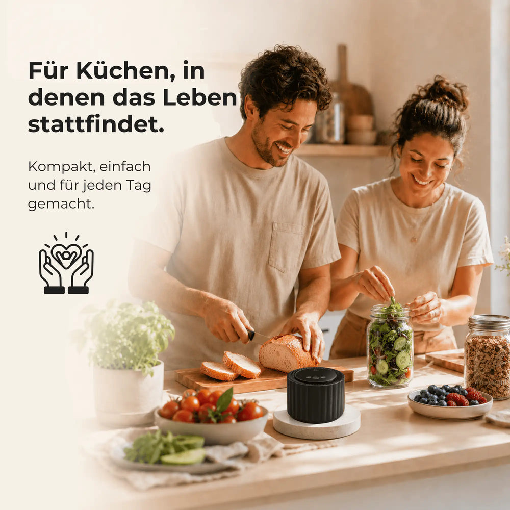 Zwei Personen bereiten Brot und Salat in einer Küche mit Vorratsgläsern vor