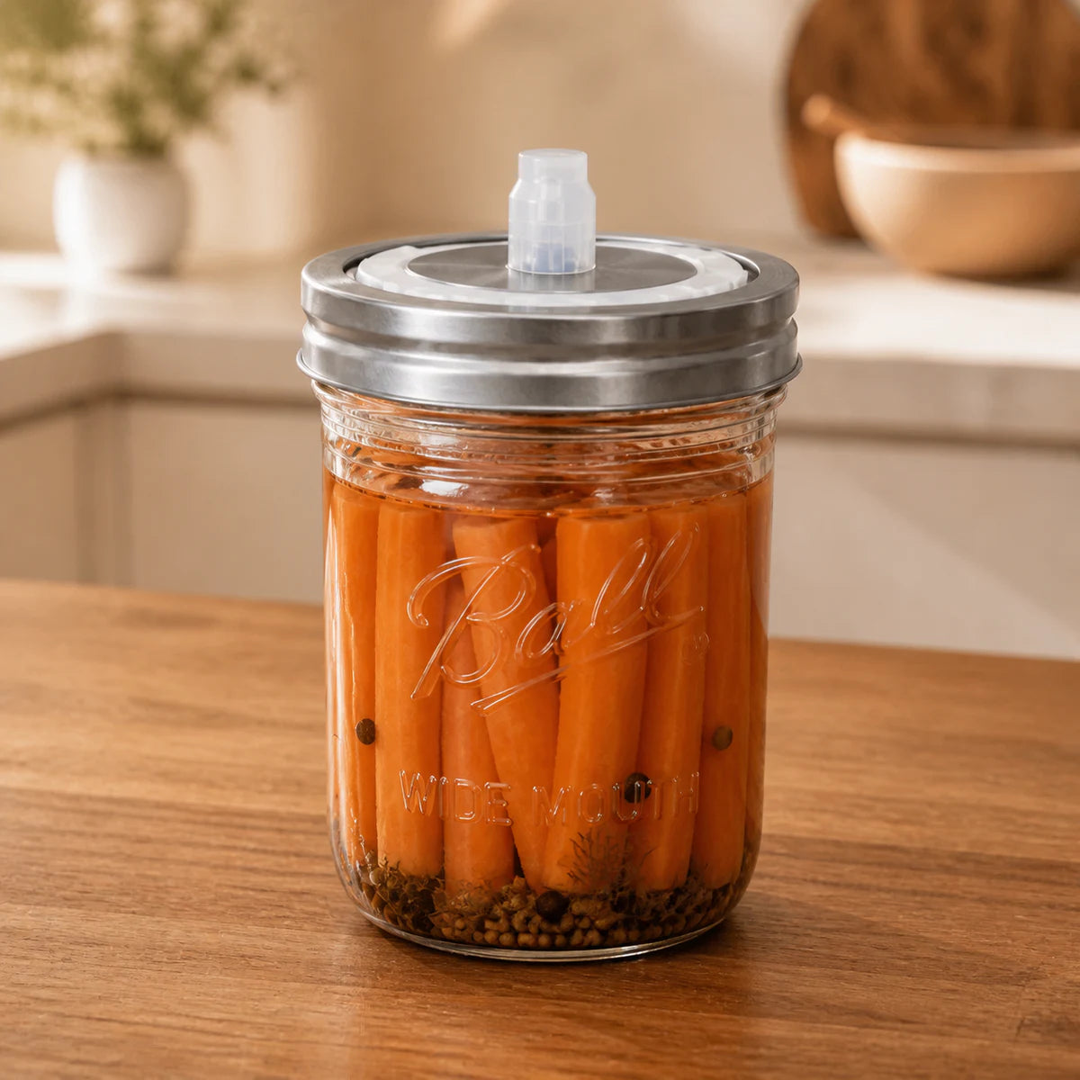 Fermentierte Karottensticks unter Lake im Ball Wide Mouth Mason Jar mit Edelstahl-Ventildeckel