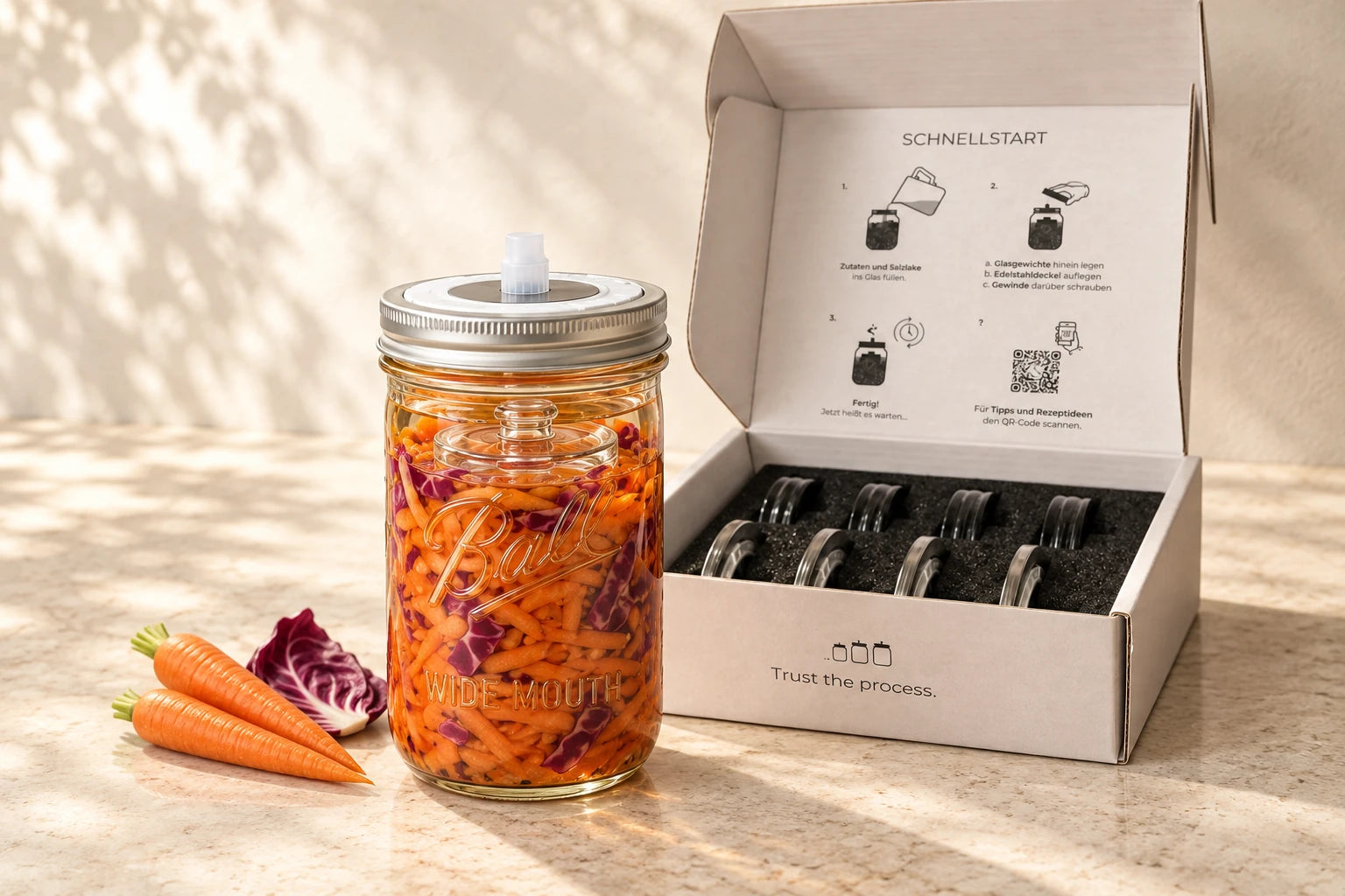 Ball Mason Jar mit Gemüse unter Lake, Glasgewicht und Fermentationsdeckel vor der Set-Verpackung