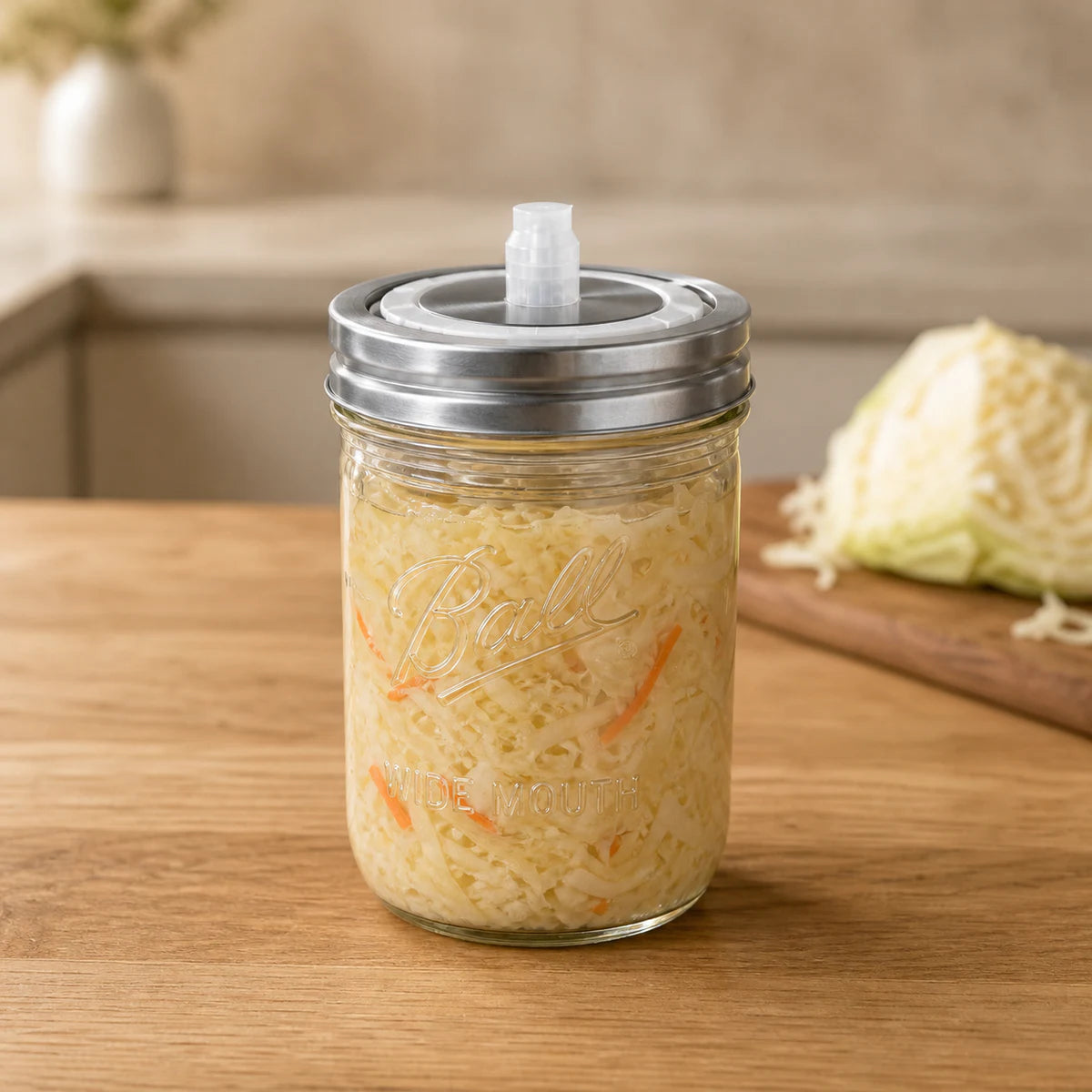 Selbstgemachtes Sauerkraut im Ball Wide Mouth Mason Jar mit Edelstahl-Ventildeckel